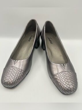 Trotters Daisy Pewter Snake Pump Women 7.5M Cap Toe Cushion Arch Support